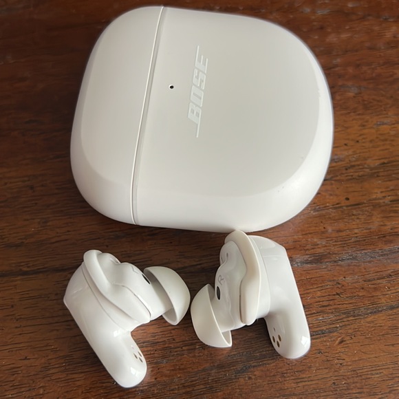 Bose quiet comfort II earbuds technically new I used them twice - Picture 3 of 4